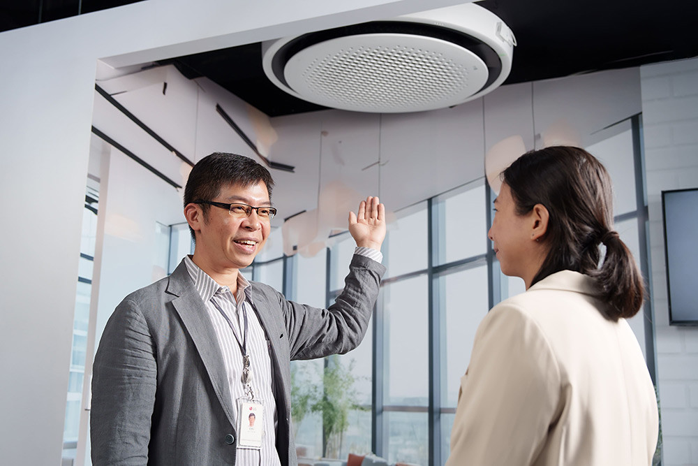 【新聞圖片3】LG將於2024年第四季推出的圓形360°嵌入型商用空調，是一款兼具創新、美型與科技的商用空調。