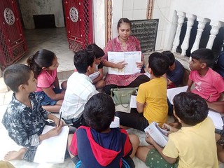 Blue Pen’s Volunteer Komal taught social studies (Constitution) to 7th grades students at faridabad slums, today 28th April,24