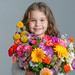 glückliches Mädchen mit Blumenstrauß