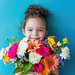 kleines Mädchen mit bunten Blumen