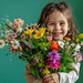 junges Mädchen mit gepflückten Blumen