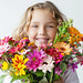 junges Mädchen mit Blumen