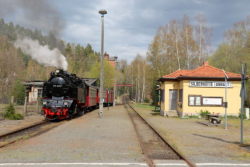 2022-05-05; 0128. HSB 99 6001 met trein 8966. Hp. Silberh?tte. Kreisstra?e, Silberh?tte, Harzgerode.
