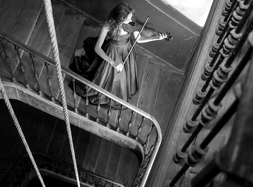 Mujer musician retro en escaleras de Conde Romanones Madrid - edificio del marqu?s de Alonso-Martine