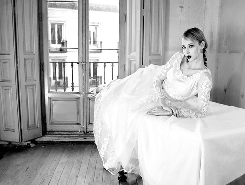 Mujer Canon Bride retro dress de Madrid - Escritorio de Conde de Romanones  - edificio del marqu?s d