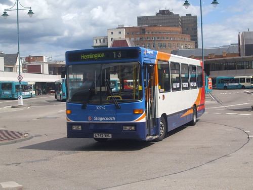[Stagecoach UK Bus] 32742 (L742 VNL) in Middlesbrough on service 13 - Gary Hunter