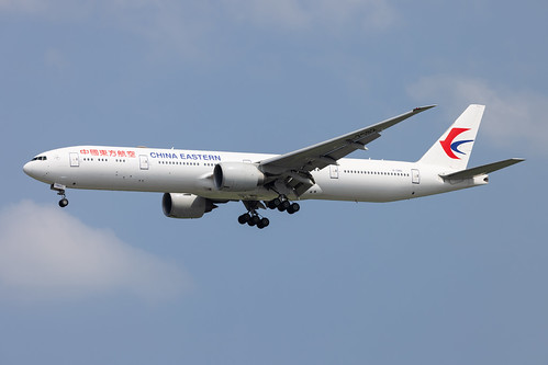 China Eastern Airlines _ Boeing 777-300ER (B-7882)