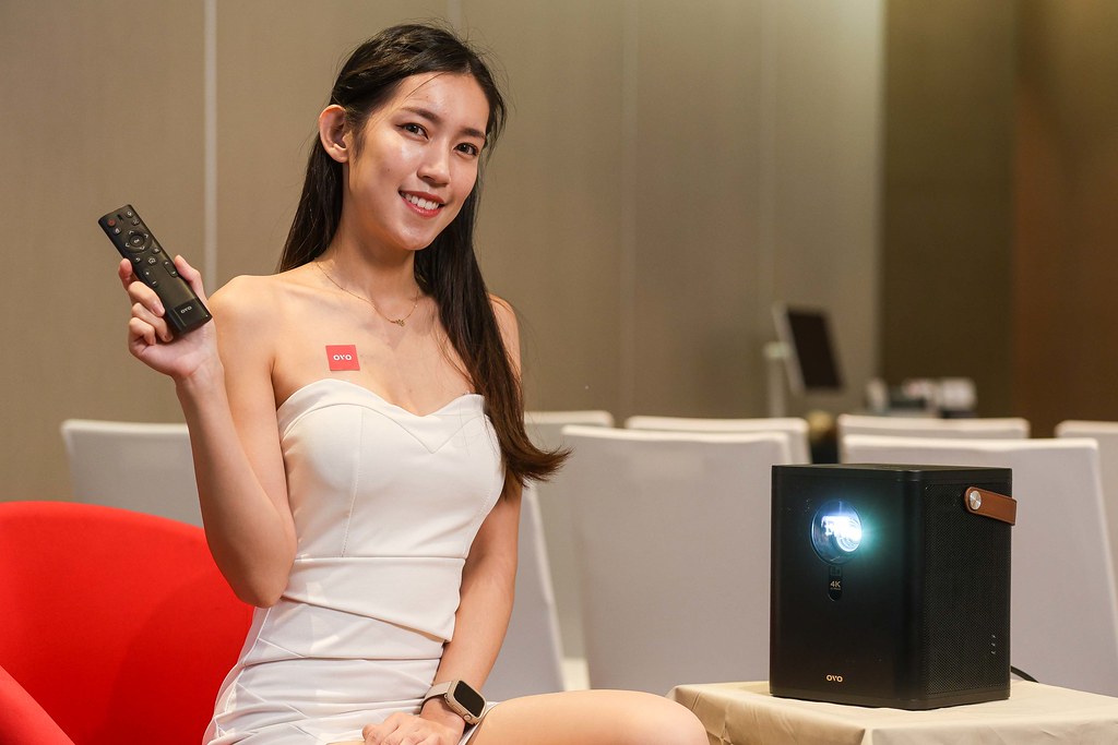 OVO推出真4K無框電視K9|可K歌HiFi電視KT65 / KT55 1 P2- OVO 首款超旗艦Ultra HD智慧投影機「真4K無框電視」K9,看電視、追劇、打 Game、唱KTV,一機搞定