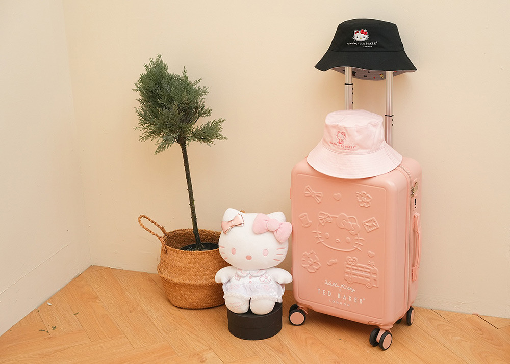 7-ELEVEN引進全球首見Ted Baker × Hello Kitty夢幻聯動新設計 8 07_限量30公分聯名玩偶、限量雙面漁夫帽與限量20吋行李箱