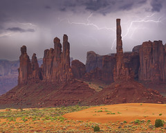 Totem Pole and Yel-Bichel (Monument Valley)- DV2C4119