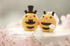 Handmade bees bride and groom  with flowers arch OKURIMONOcreations wedding cake topper, cute animals wedding cake decoration ideas