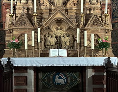 Apolda, Lutherkirche, Backstein-Altar mit Abendmahl