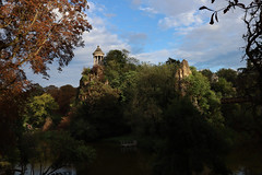 Parc des buttes chaumont : Une île rocheuse se dresse au milieu du lac, au centre du parc. Elle dévoile le romantique temple de la Sybille, qui occupe l’emplacement exacte de l’ancienne carrière à ciel ouvert. Il est une réplique du temple de Tivoli.