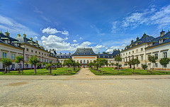 Schloss Pillnitz Fliederhof mit Neuem Palais