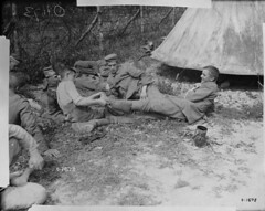 German prisoners pleased to get their boots off / Prisonniers allemands soulagés d’enlever leurs bottes