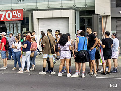 Gente esperando. Marcha de la Diversidad 2023/ People waiting. San José, Costa Rica Pride 2023