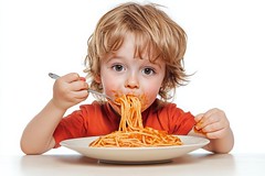 Kind isst Spaghetti