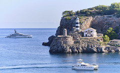 Harbour entrance lighthouses