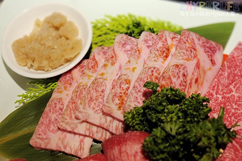 山鯨本家‧HONKE燒肉│台中西屯燒肉推這家！在滿滿日式氛圍裡吃個沉浸式燒肉，還有和服浴衣可體驗！新菜色和牛寶箱自帶仙氣上桌也好好拍呀～ @強生與小吠的Hyper人蔘~