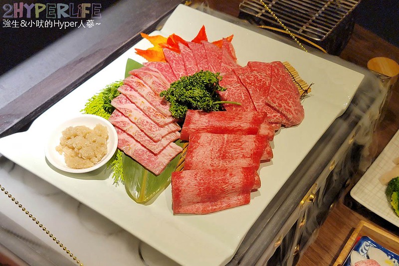 山鯨本家‧HONKE燒肉│台中西屯燒肉推這家！在滿滿日式氛圍裡吃個沉浸式燒肉，還有和服浴衣可體驗！新菜色和牛寶箱自帶仙氣上桌也好好拍呀～ @強生與小吠的Hyper人蔘~