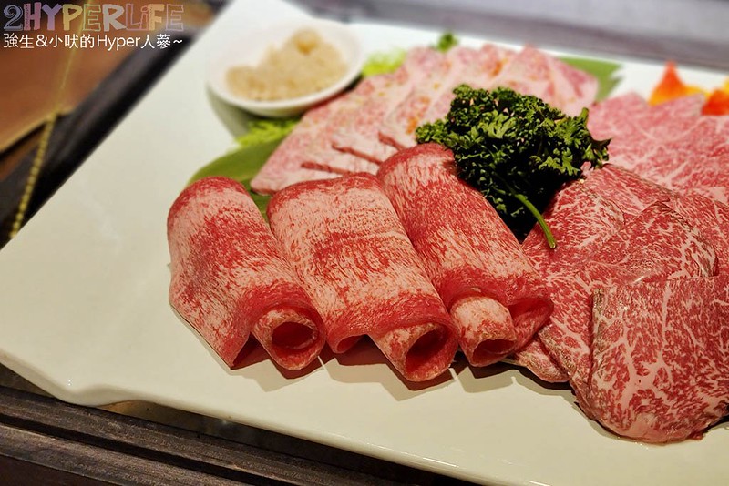 山鯨本家‧HONKE燒肉│台中西屯燒肉推這家！在滿滿日式氛圍裡吃個沉浸式燒肉，還有和服浴衣可體驗！新菜色和牛寶箱自帶仙氣上桌也好好拍呀～ @強生與小吠的Hyper人蔘~