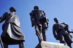 Nairobi: Kenyatta Avenue (Native War Memorial)