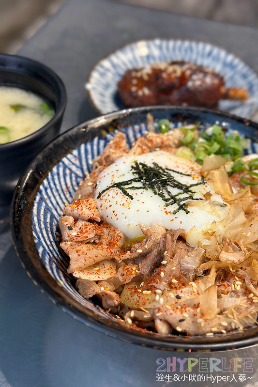 瓷麵苑 | 東海夜市內高CP日式拉麵丼飯，點丼飯內用附贈一碗味增湯，還有好吃豬肋排可以點 @強生與小吠的Hyper人蔘~