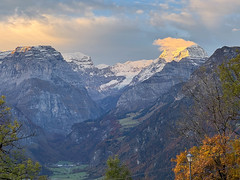 der Tödi im Sonnenaufgangslicht und mit Hutwolke -