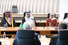 Reunião bilateral entre as delegações da Arábia Saudita e Reino Unido.