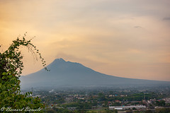 Volcan et coucher de soleil / Volcano and Sunset on Boko Historic Site