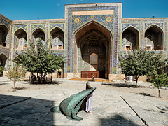 Madraza Sher-Dor, courtyard