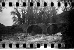 Forats dins i fora del pont / Lonely old bridge