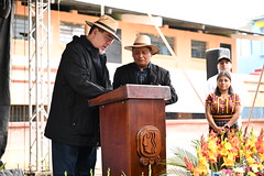 Presidente Bernardo Arévalo entregó escritura comunal que beneficiará a 230 familias en el caserío Asunción Chivoc, de San Juan Sacatepéquez by Gobierno de Guatemala