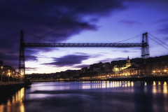 Amanecer sobre el puente colgante