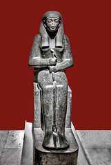 escultura de basalto estatua de la Reina faraon con Cetro Uas en las manos Museo Egipcio de El Cairo Egipto