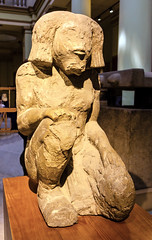 escultura estatua de hombre arrodillado en Hierac+¦mpolis 2940-3100 a C Museo Egipcio de El Cairo Egipto