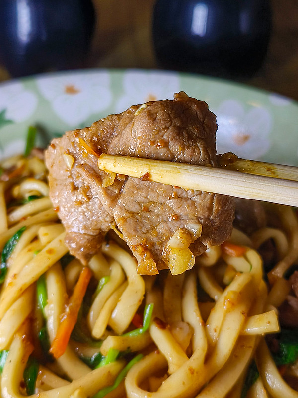 生炒羊肉 （台北永吉店），用白麵炒的牛肉炒麵蠻特別的 @鄉民食堂