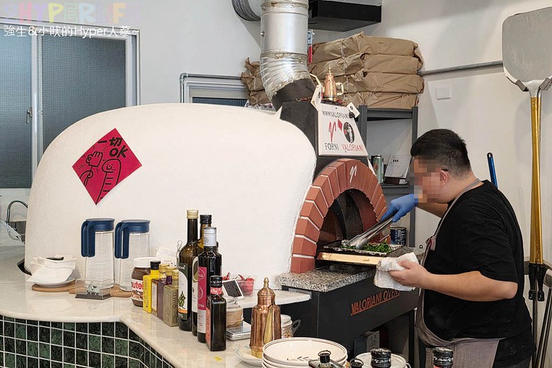 Domenica Pizzeria星期天披薩│老闆曾在拿坡里學習的純手工義式披薩，現點現做窯烤披薩讓人食指大動！近台中美術館美食～ @強生與小吠的Hyper人蔘~