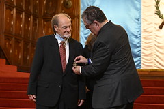 Presidente Bernardo Arévalo entregó la Orden del Quetzal en el Grado de Gran Oficial a los exmagistrados Rodolfo Rohrmoser Valdeavellano y José Gabriel Larios Ochaita by Gobierno de Guatemala