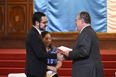 Presidente Bernardo Arévalo entregó la Orden del Quetzal en el Grado de Gran Oficial a los exmagistrados Rodolfo Rohrmoser Valdeavellano y José Gabriel Larios Ochaita by Gobierno de Guatemala
