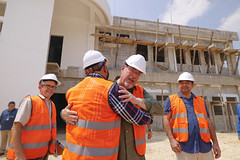 Construcción de CAIMI en La Libertad, Petén, supervisada por el presidente Bernardo Arévalo by Gobierno de Guatemala