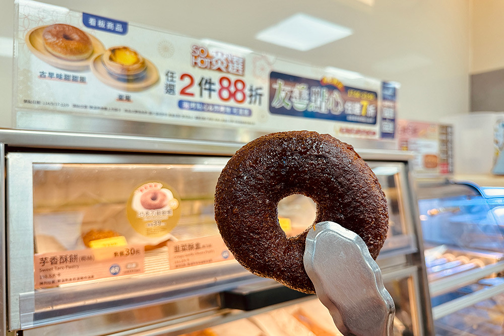 入冬也要開吃全家「起司蛋糕霜淇淋」!搭配「起司巧克湯匙餅乾」更夠味 5 fami 251031-7