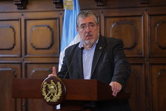 Presidente Bernardo Arévalo, ministro de Gobernación Marco Antonio Villeda, Giovani Martínez Milián ministro de la Defensa en funciones participan en conferencia de prensa por conflicto conflictos en Nahualá y Santa Catarina Ixtahuacan  en Sololá 20251214 by Gobierno de Guatemala