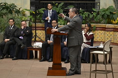 Presidente Bernardo Arévalo en conferencia de prensa acompañado de la Secretaria de Comunicación, Karina García, el Ministro Abelardo Pinto, el Ministro Marco Villeda, el Secretario General Juan Guerrero y el Comisionado Julio Flores by Gobierno de Guatemala