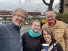 2026.03.14 24 Hallenhockeyturnier Schweinfurt (02) Kaffeepause Hinfahrt Andrea, Ramona, James und Peter