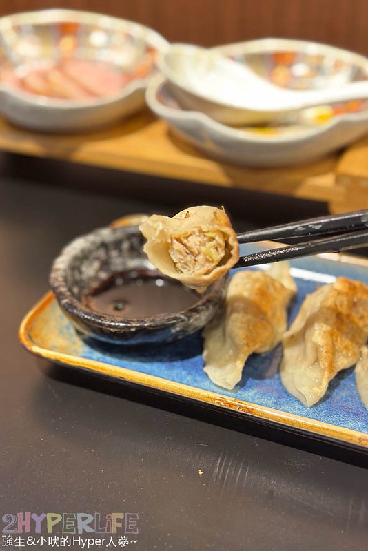 北海道鴨清湯拉麵 Men EIJI | 來自日本北海道的米其林必比登推薦拉麵店,自製麵條和煎餃口感實在好吃印象深刻 @強生與小吠的Hyper人蔘~