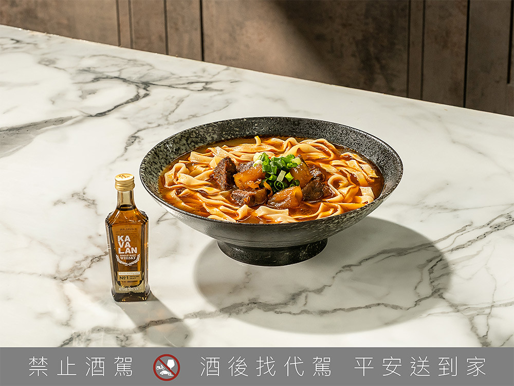 滿鮮紅燒牛肉麵首度酒香入湯!攜手噶瑪蘭威士忌打造大人系風味享受 2 EASYCOOK 260630-5