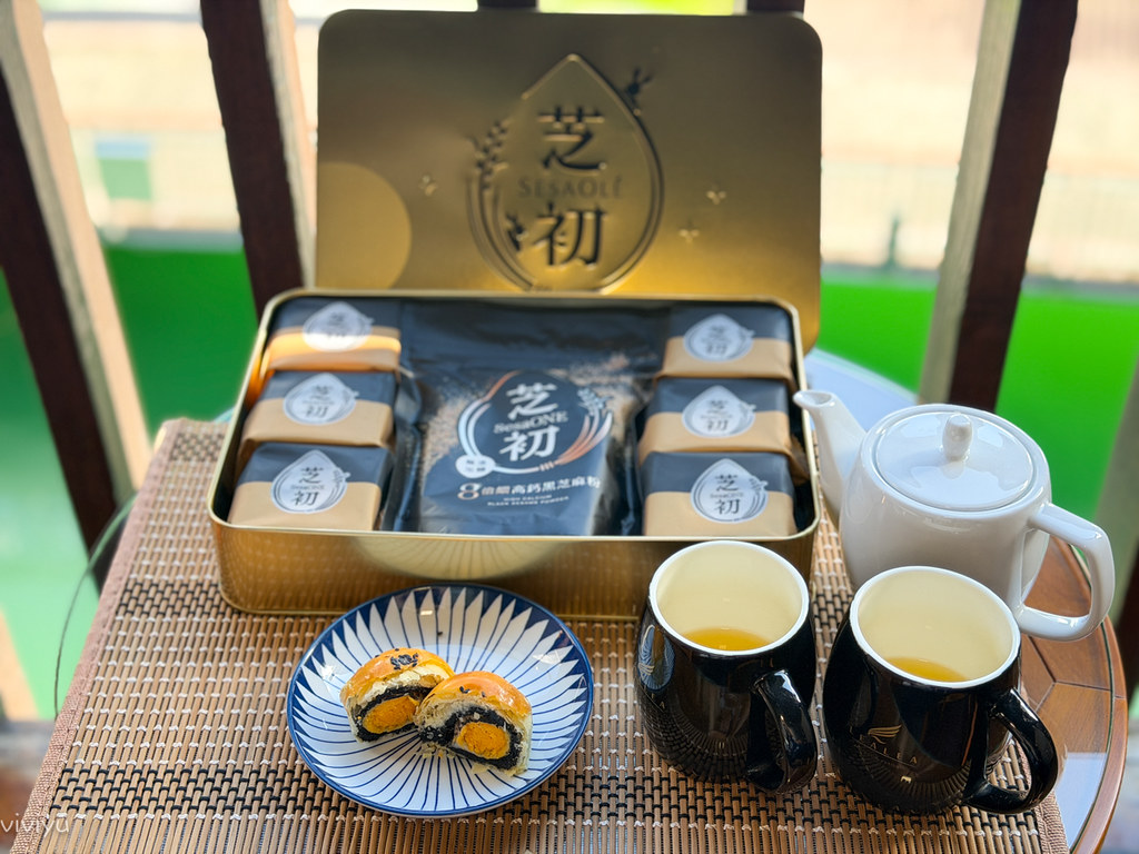 [宅配]芝初黑芝麻Q潤蛋黃酥禮盒| 中秋送禮不撞款．香到停不下來！冠軍芝麻品牌做的蛋黃酥．獨家麻糬面膜鎖水工藝．搭配香濃芝麻粉．官網早鳥預購限時搶購 @VIVIYU小世界