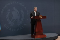 Presidente Bernardo Arévalo, acompañado de la Secretaria de Comunicación, Karina García, y del Secretario de Coordinación, Victor Godoy, y la directora de Onsec, Karla Gómez, en conferencia La Ronda by Gobierno de Guatemala