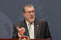 Presidente Bernardo Arévalo, acompañado de la Secretaria de Comunicación, Karina García, y del Secretario de Coordinación, Victor Godoy, y la directora de Onsec, Karla Gómez, en conferencia La Ronda by Gobierno de Guatemala